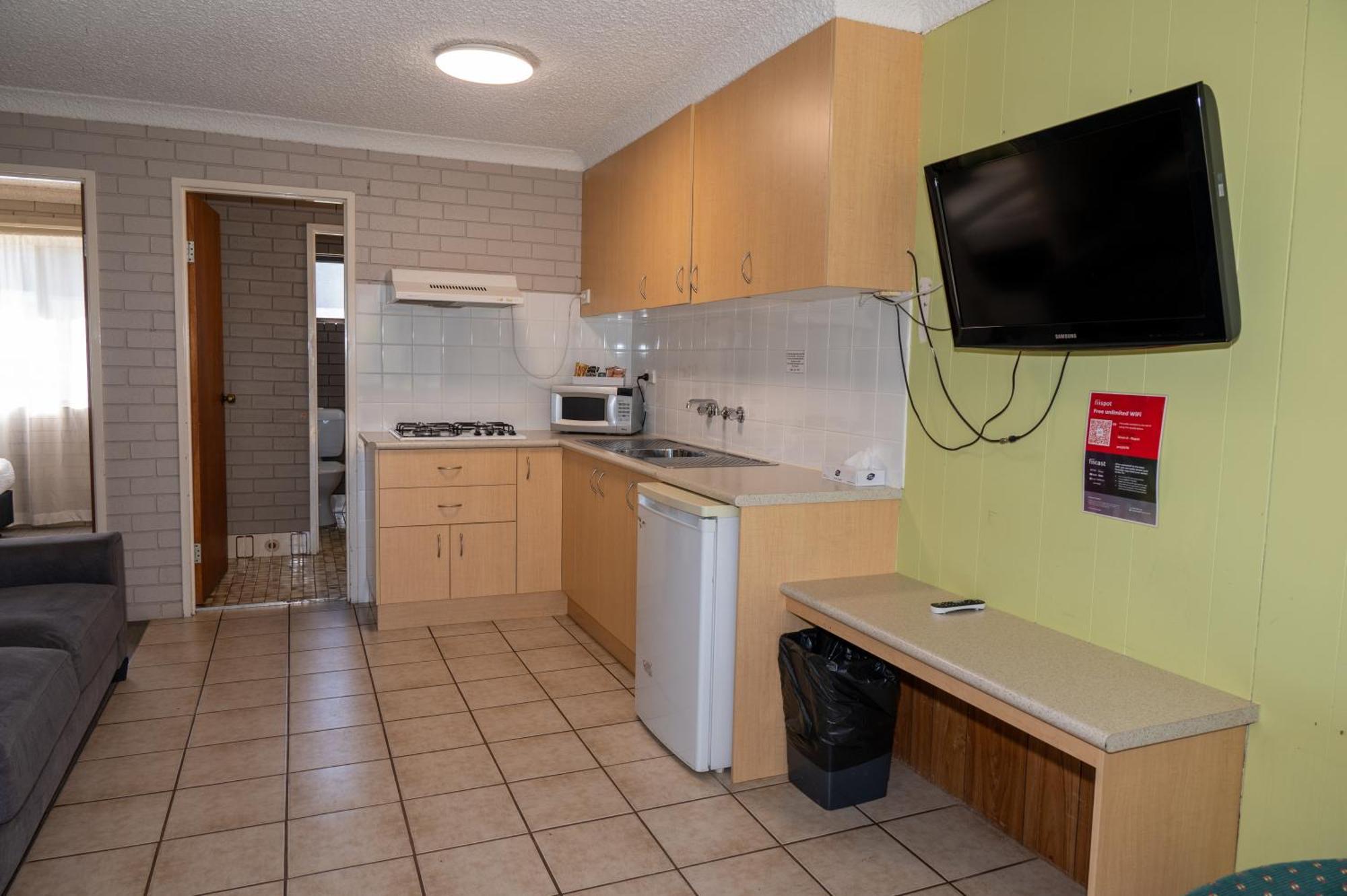 Tumut Valley Motel Pet Friendly Экстерьер фото