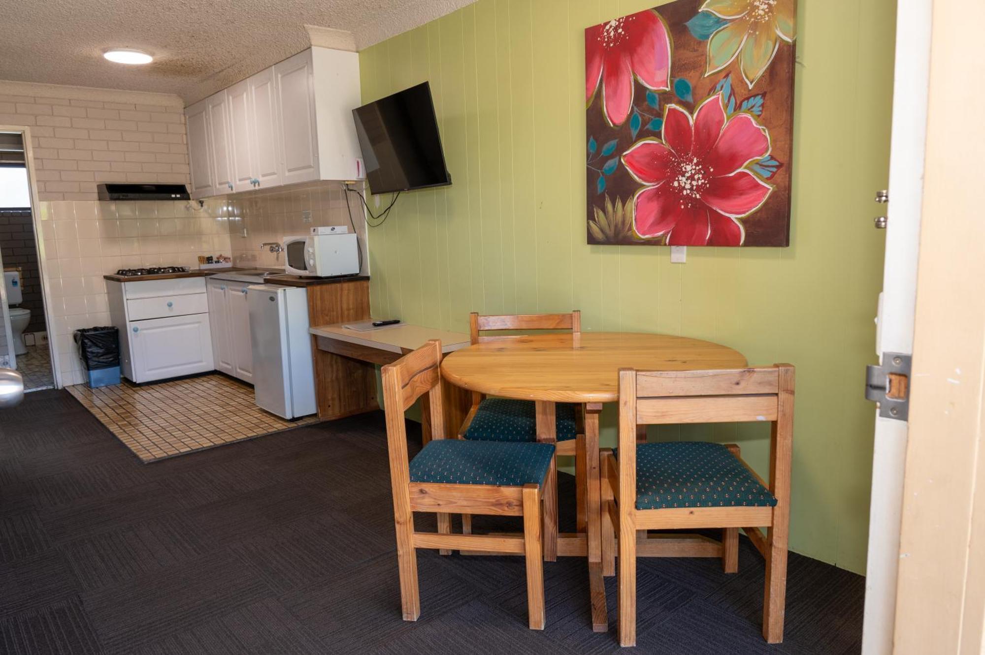 Tumut Valley Motel Pet Friendly Экстерьер фото
