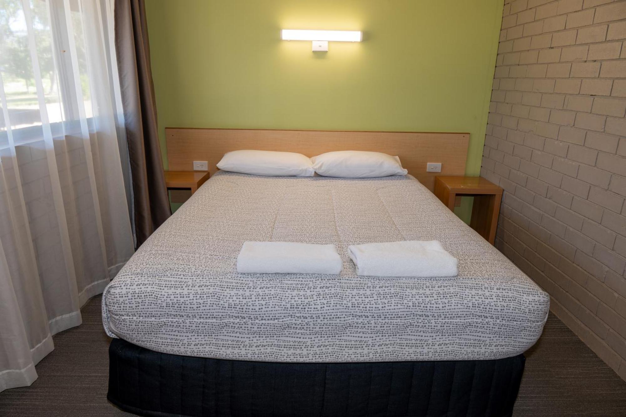 Tumut Valley Motel Pet Friendly Экстерьер фото