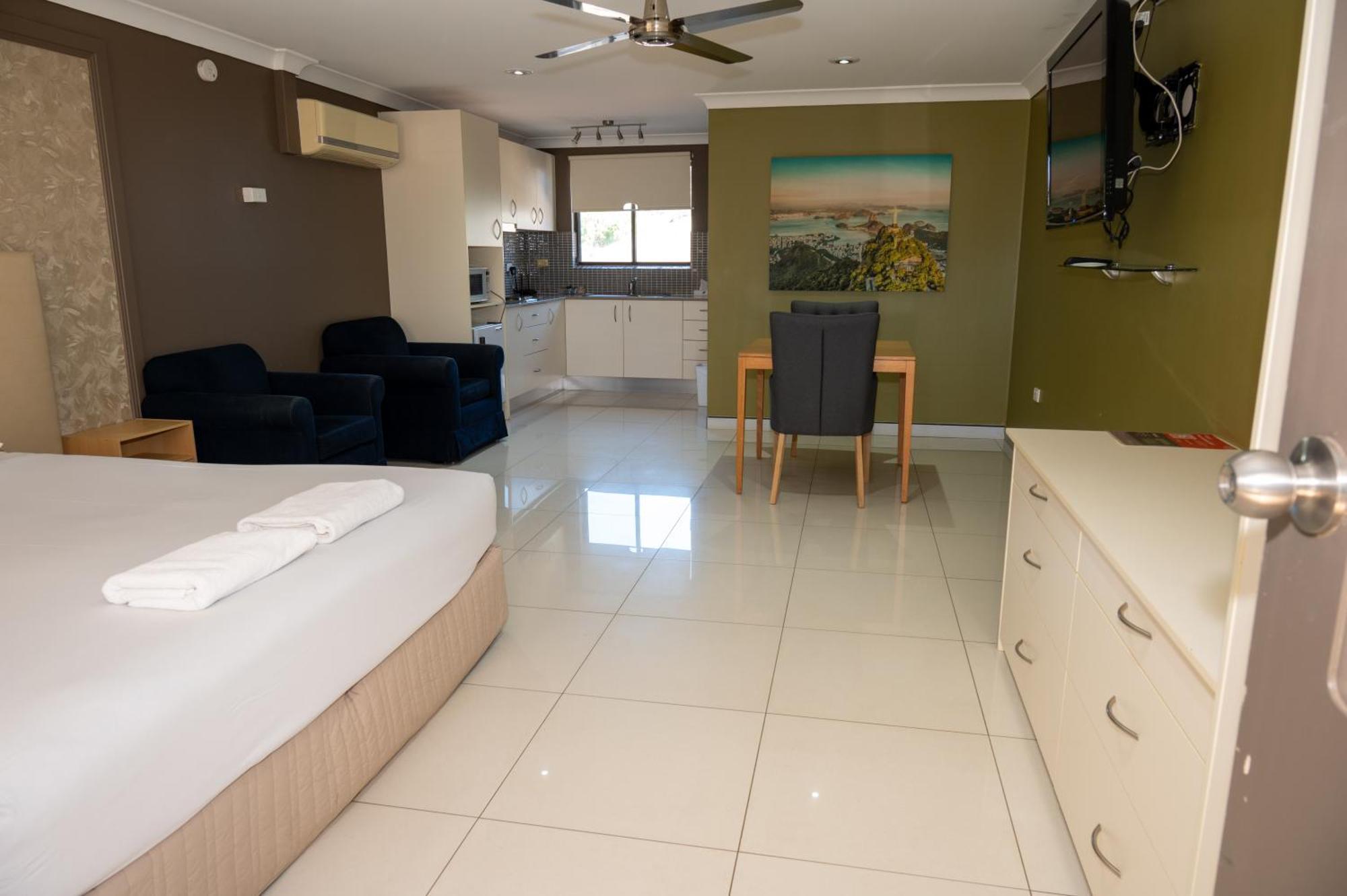 Tumut Valley Motel Pet Friendly Экстерьер фото