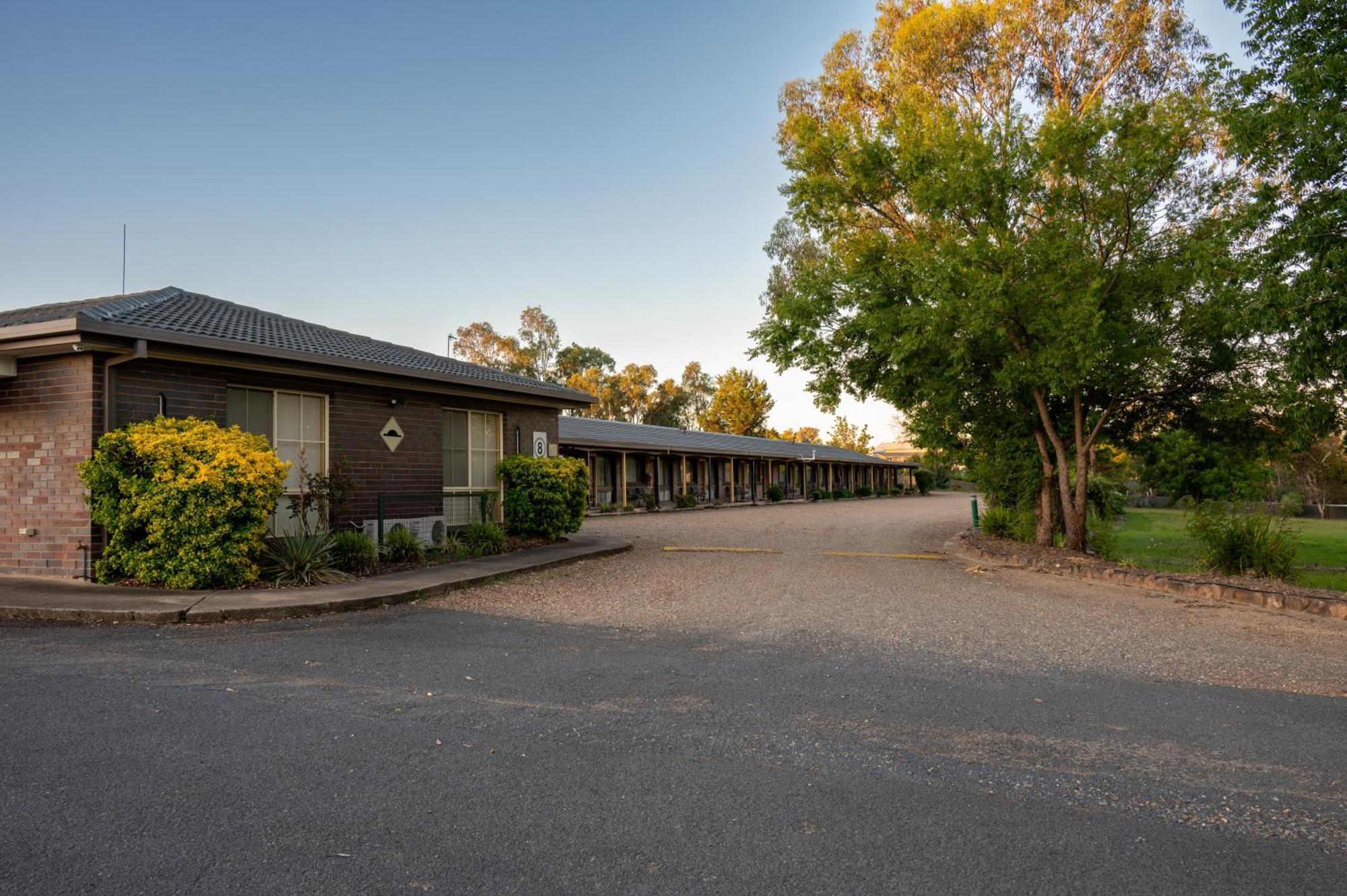 Tumut Valley Motel Pet Friendly Экстерьер фото