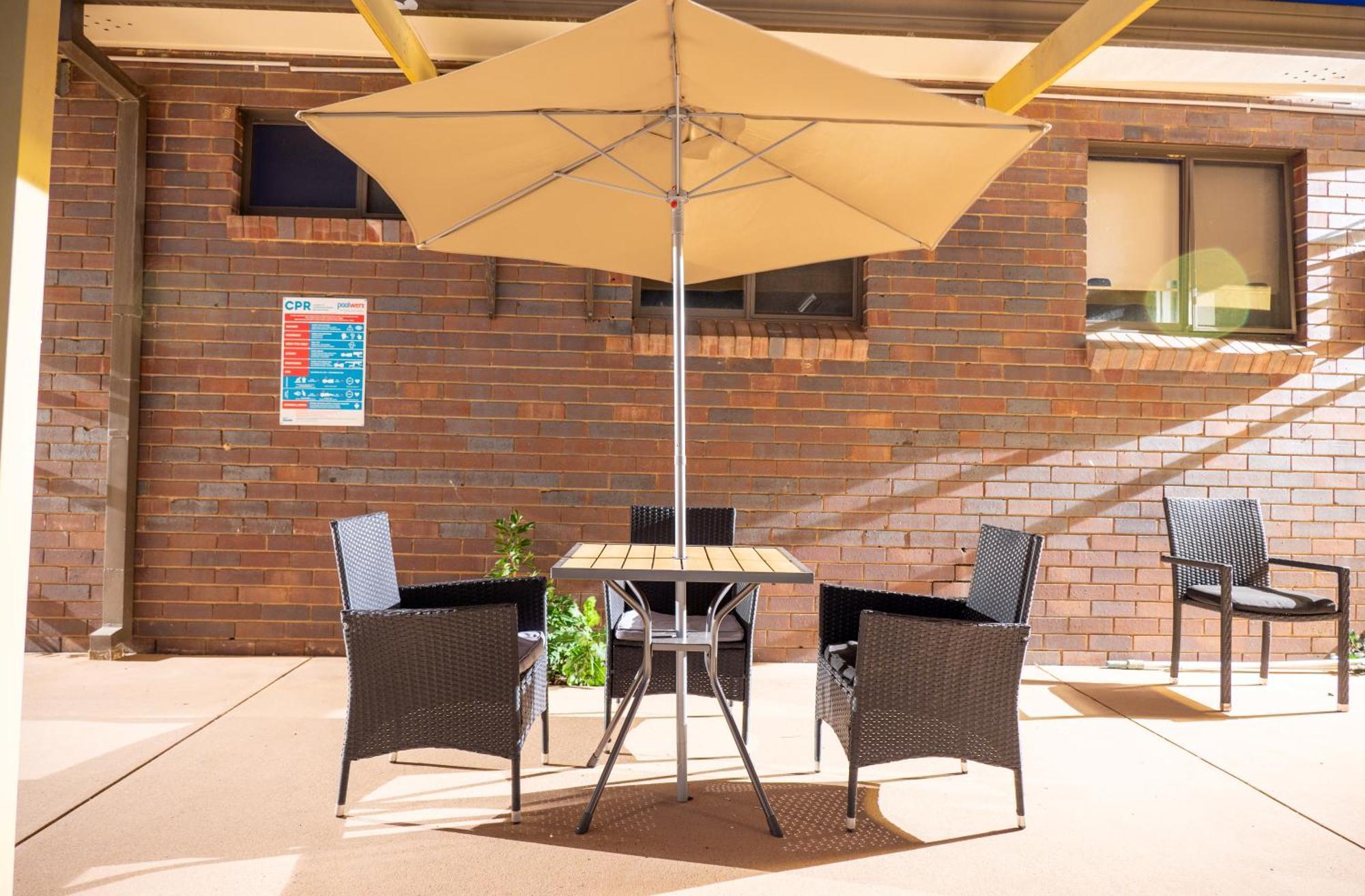 Tumut Valley Motel Pet Friendly Экстерьер фото