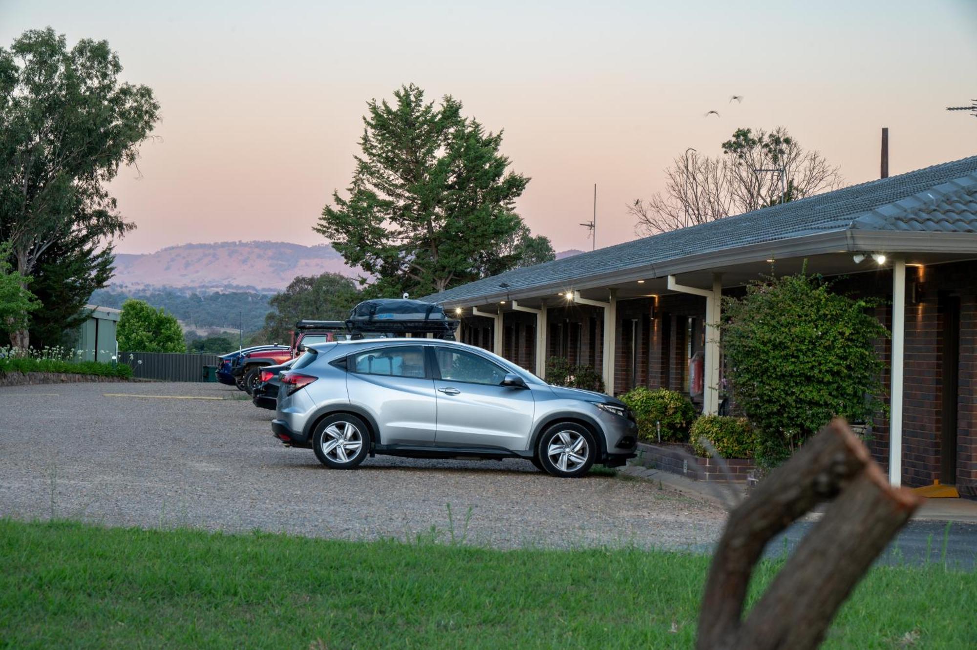 Tumut Valley Motel Pet Friendly Экстерьер фото