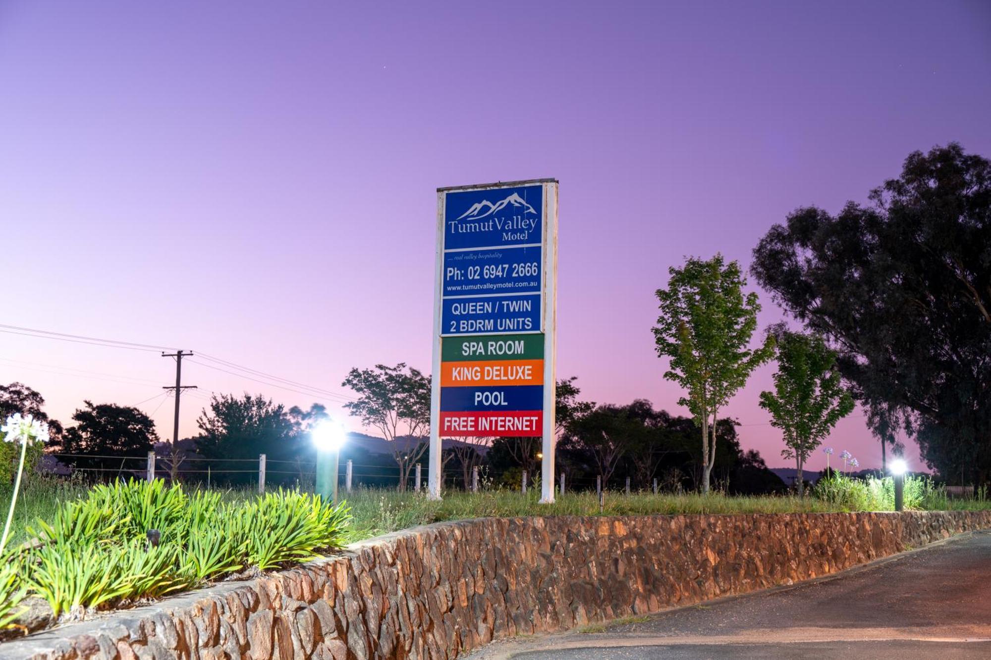 Tumut Valley Motel Pet Friendly Экстерьер фото