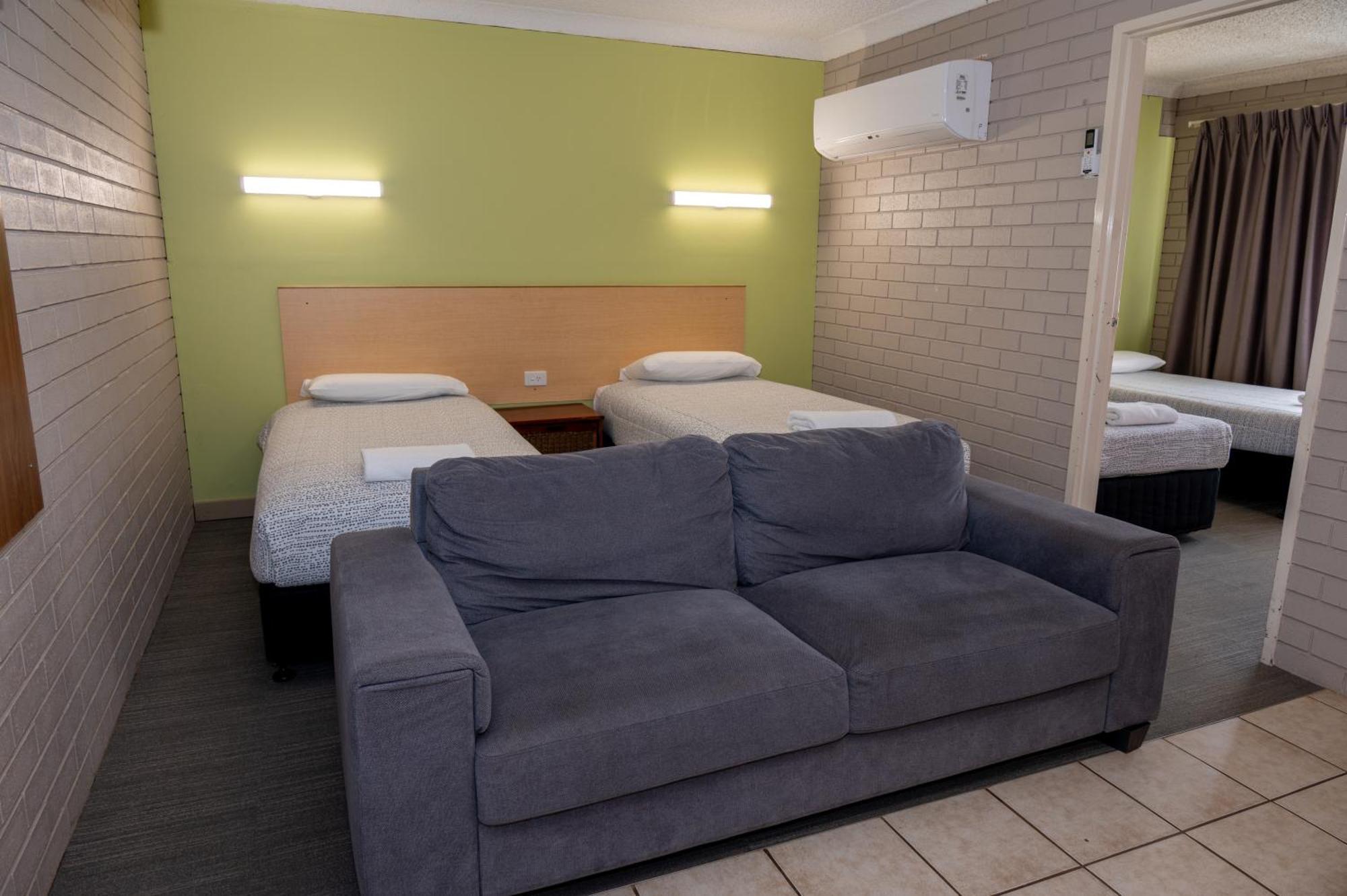 Tumut Valley Motel Pet Friendly Экстерьер фото