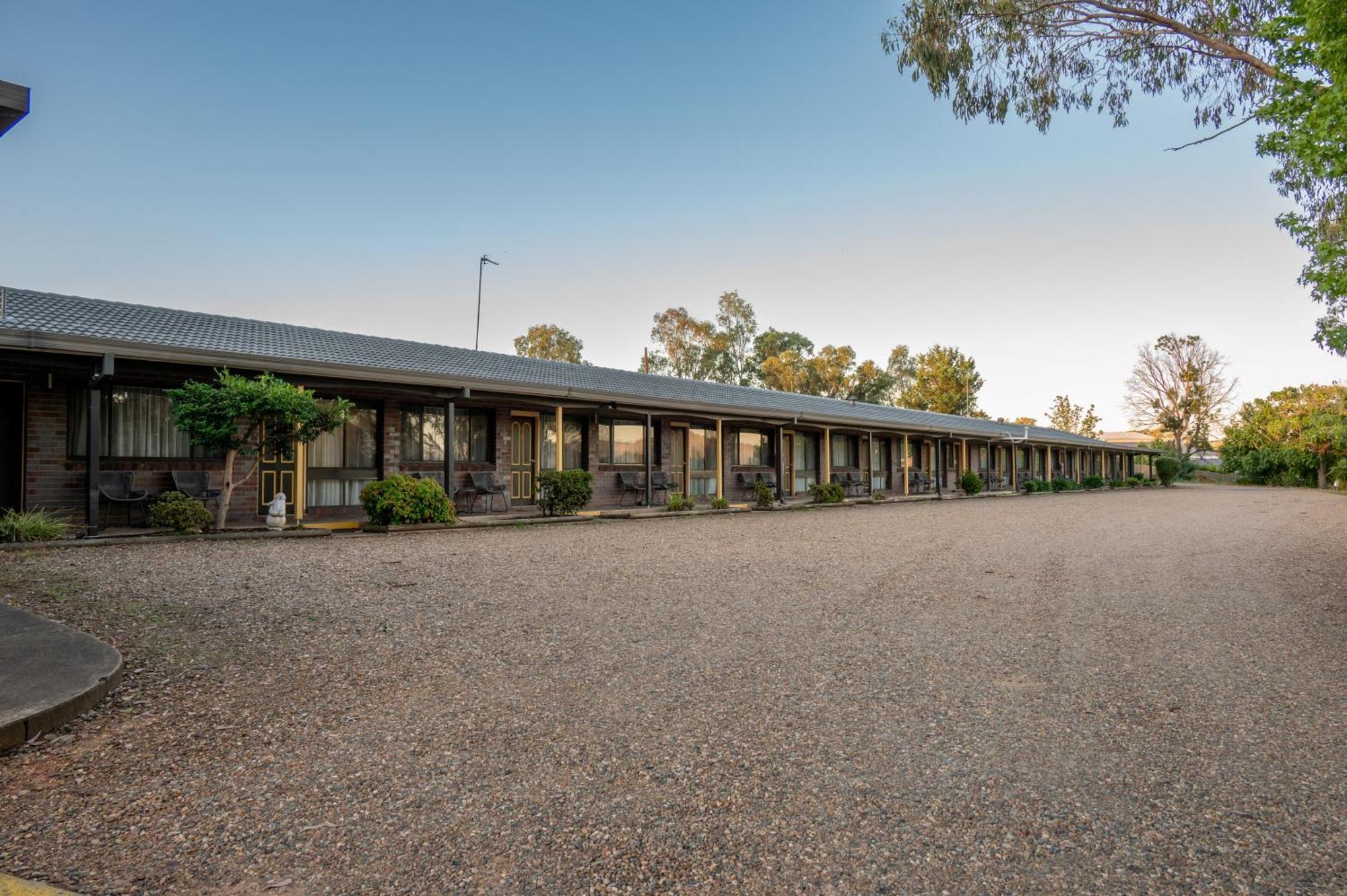 Tumut Valley Motel Pet Friendly Экстерьер фото