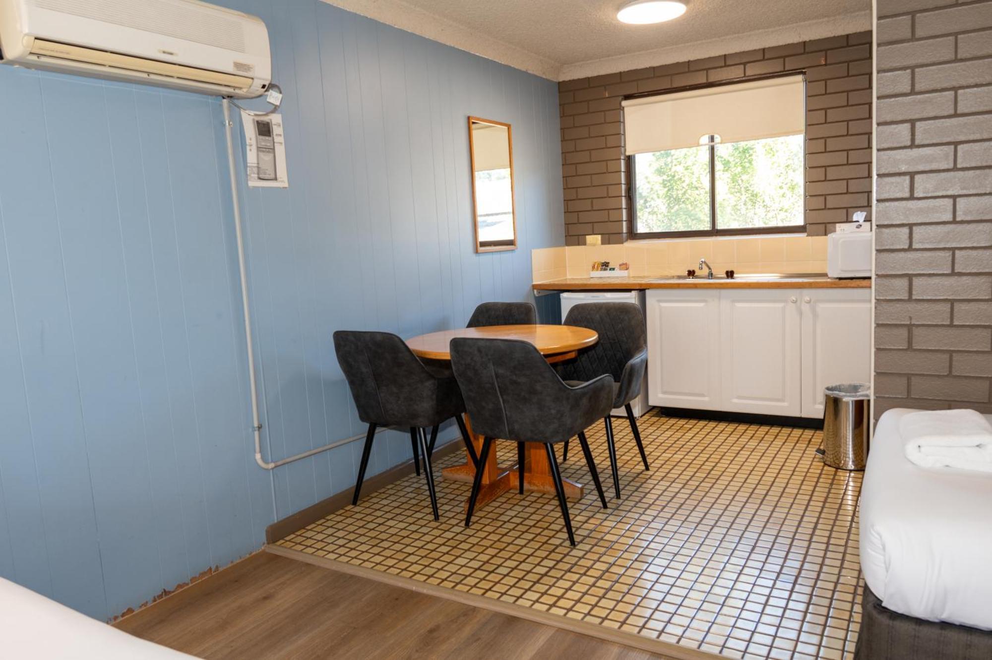 Tumut Valley Motel Pet Friendly Экстерьер фото