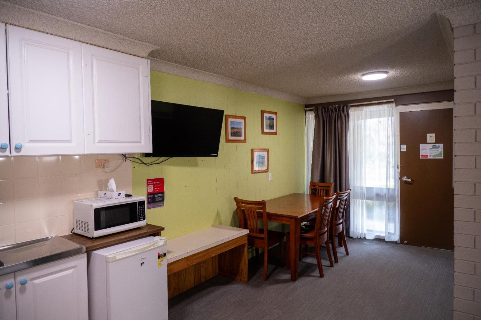 Tumut Valley Motel Pet Friendly Экстерьер фото