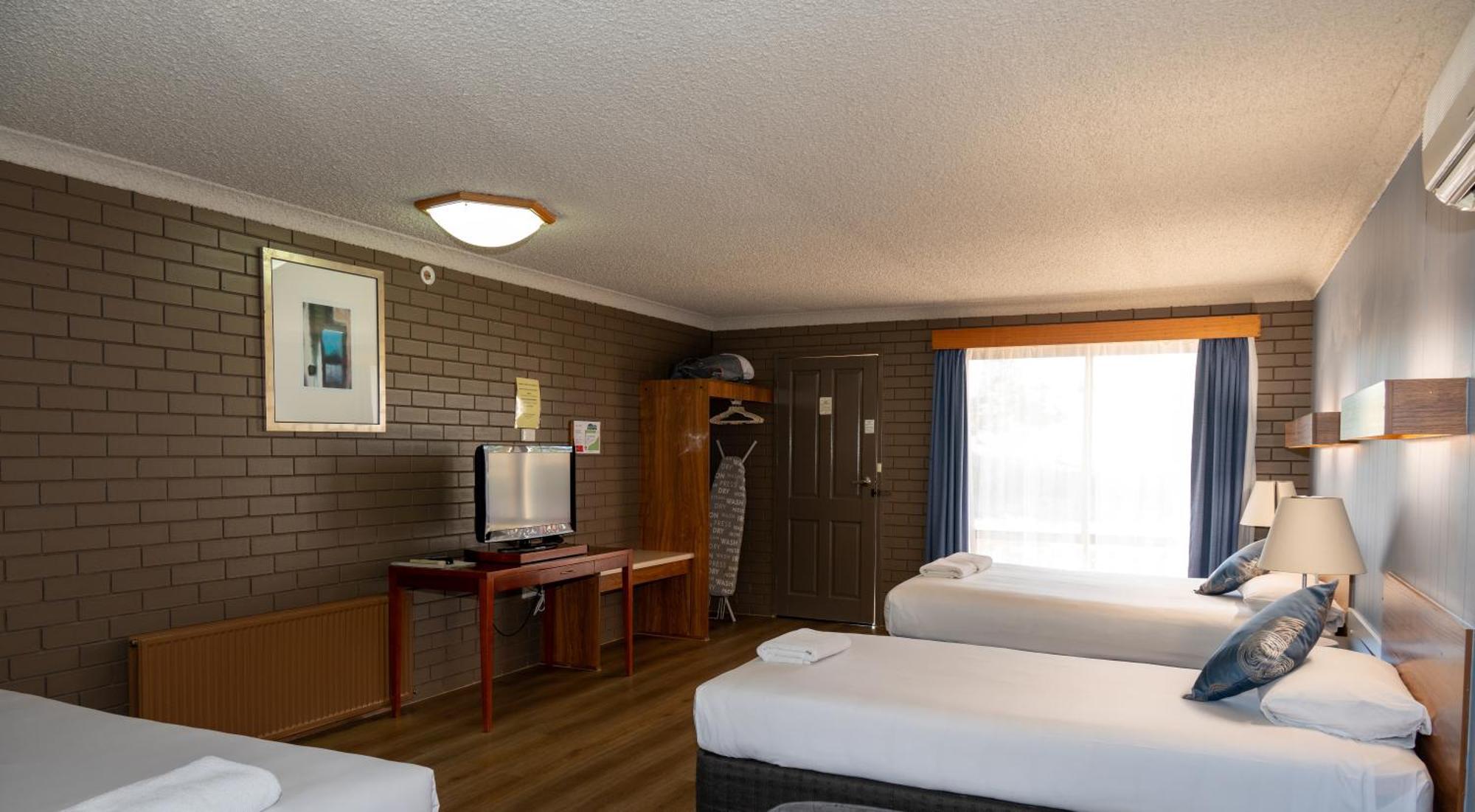 Tumut Valley Motel Pet Friendly Экстерьер фото