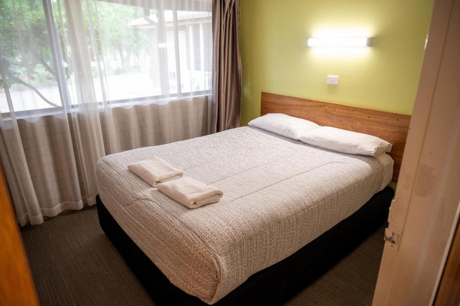 Tumut Valley Motel Pet Friendly Экстерьер фото
