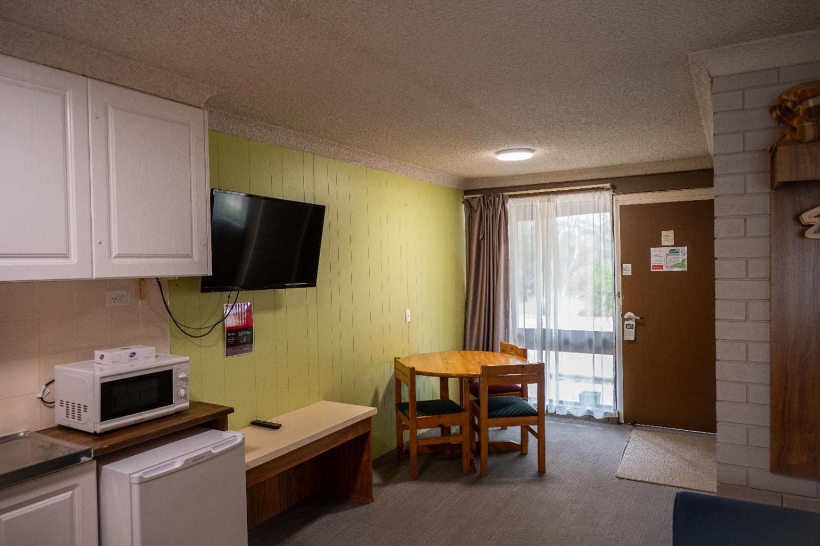 Tumut Valley Motel Pet Friendly Экстерьер фото
