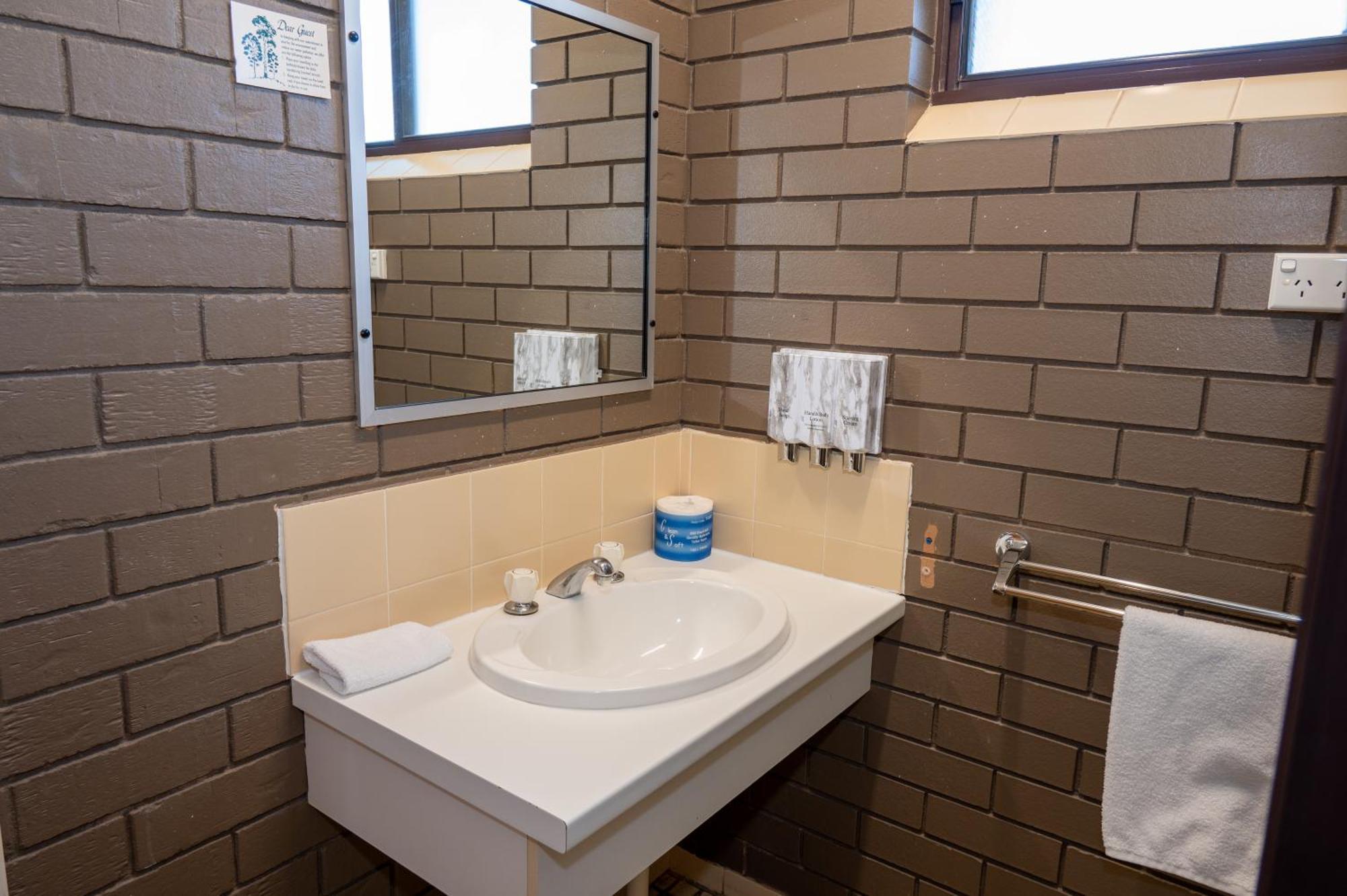 Tumut Valley Motel Pet Friendly Экстерьер фото