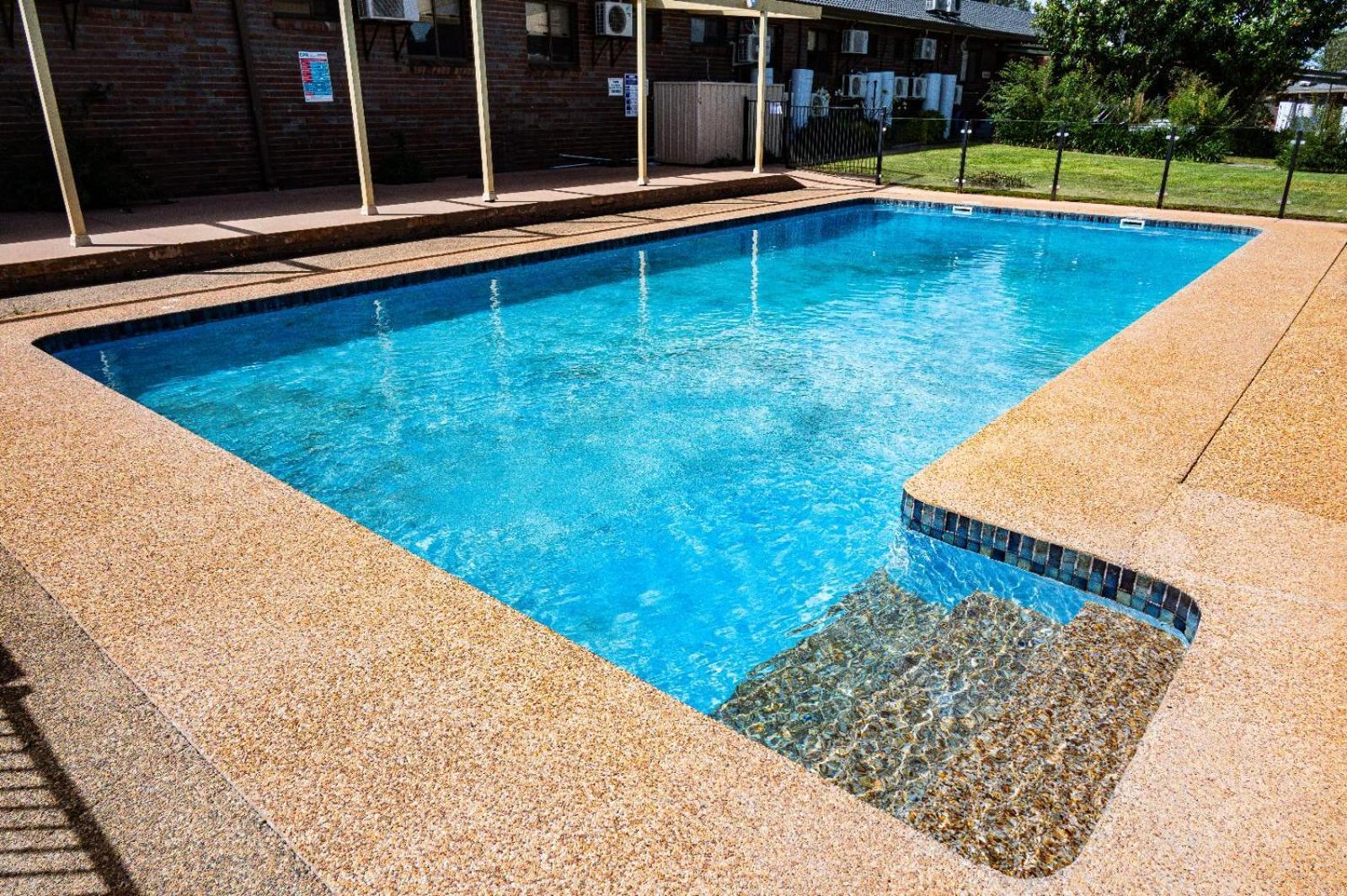 Tumut Valley Motel Pet Friendly Экстерьер фото