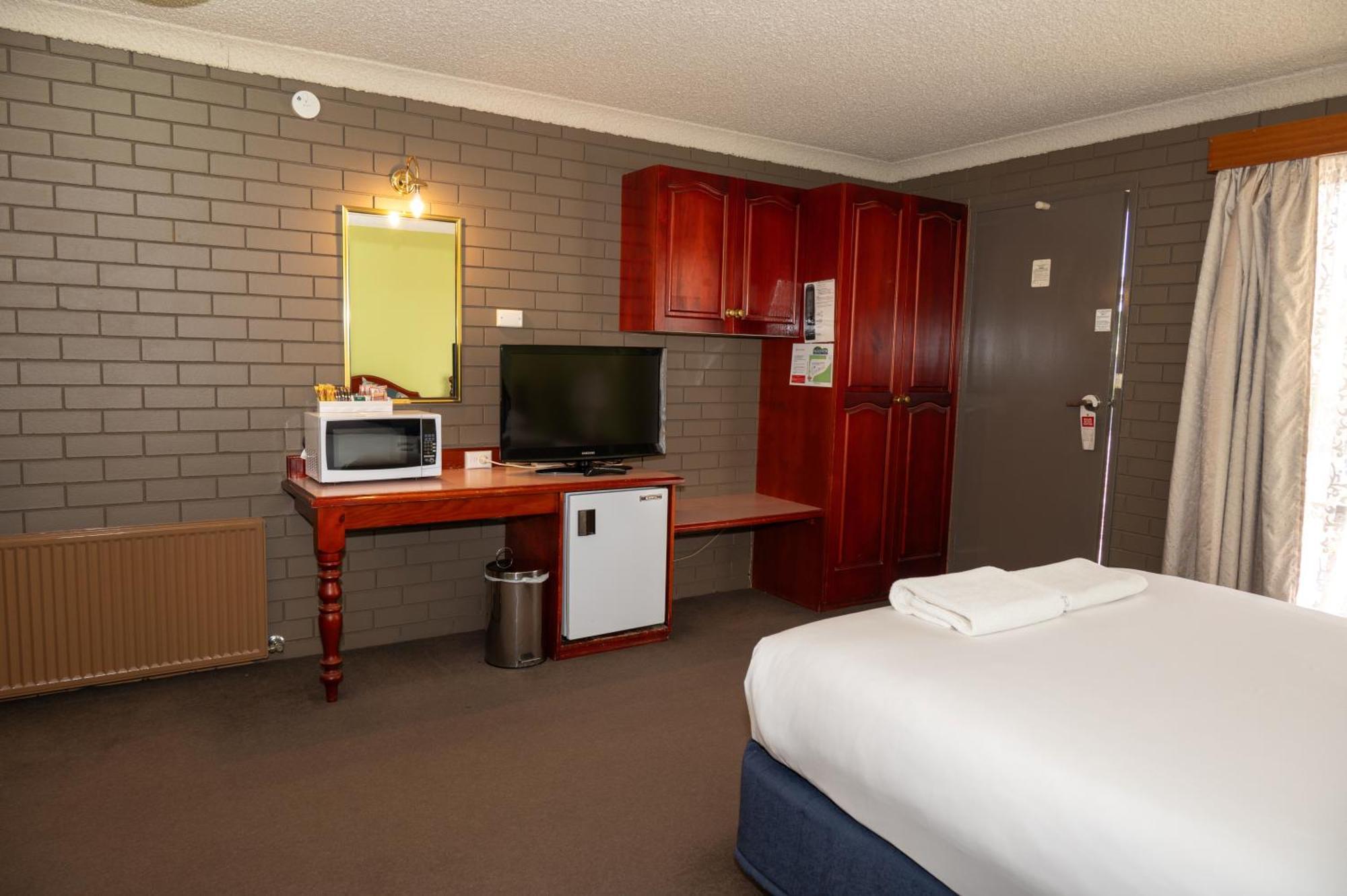 Tumut Valley Motel Pet Friendly Экстерьер фото