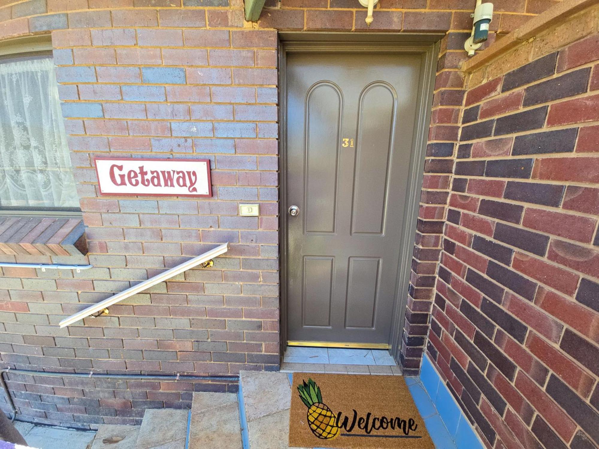 Tumut Valley Motel Pet Friendly Экстерьер фото
