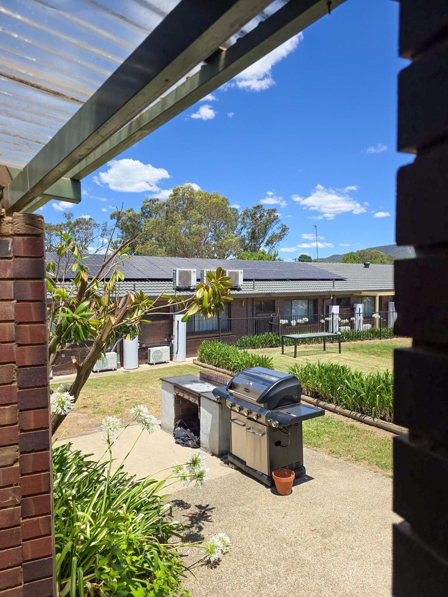 Tumut Valley Motel Pet Friendly Экстерьер фото