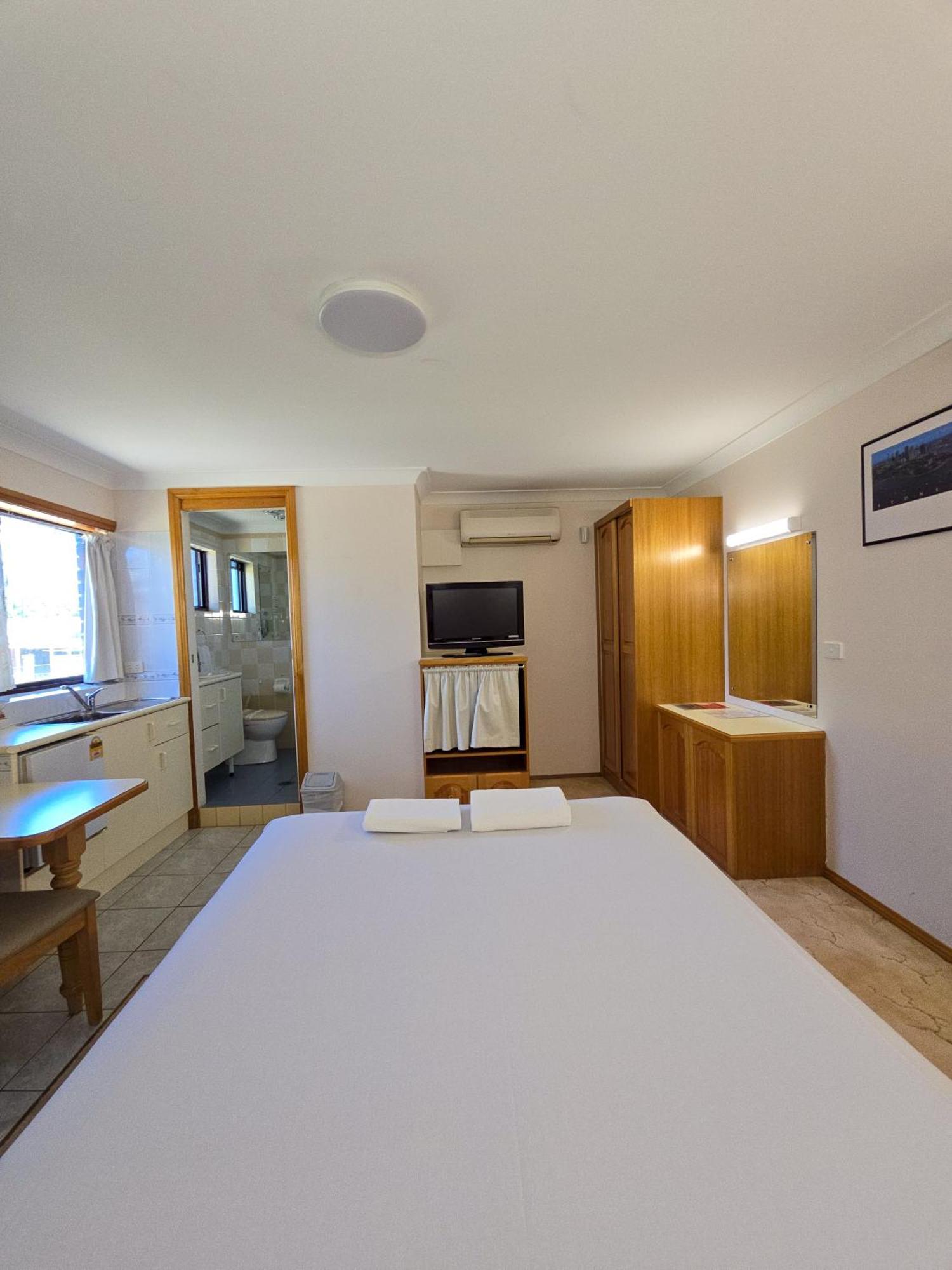 Tumut Valley Motel Pet Friendly Экстерьер фото