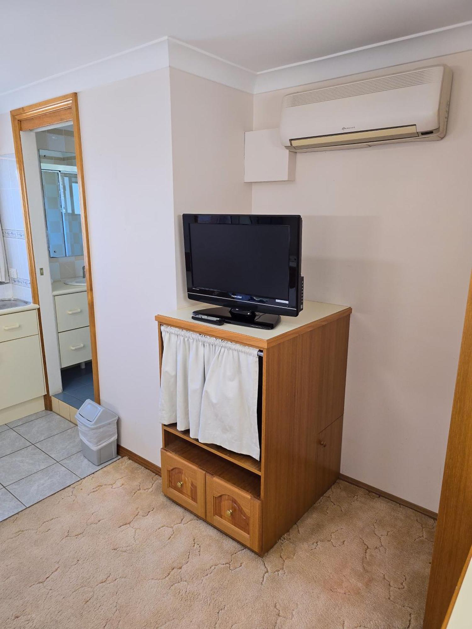 Tumut Valley Motel Pet Friendly Экстерьер фото