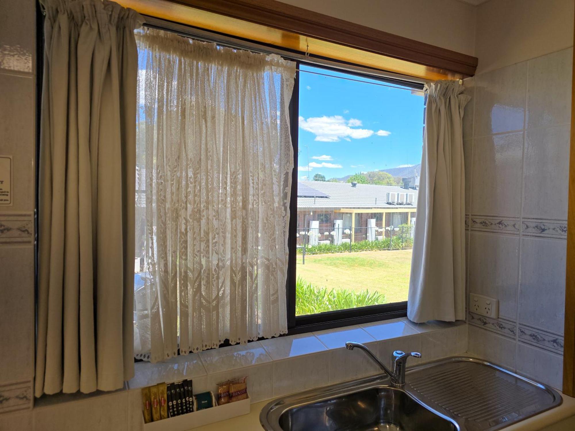 Tumut Valley Motel Pet Friendly Экстерьер фото
