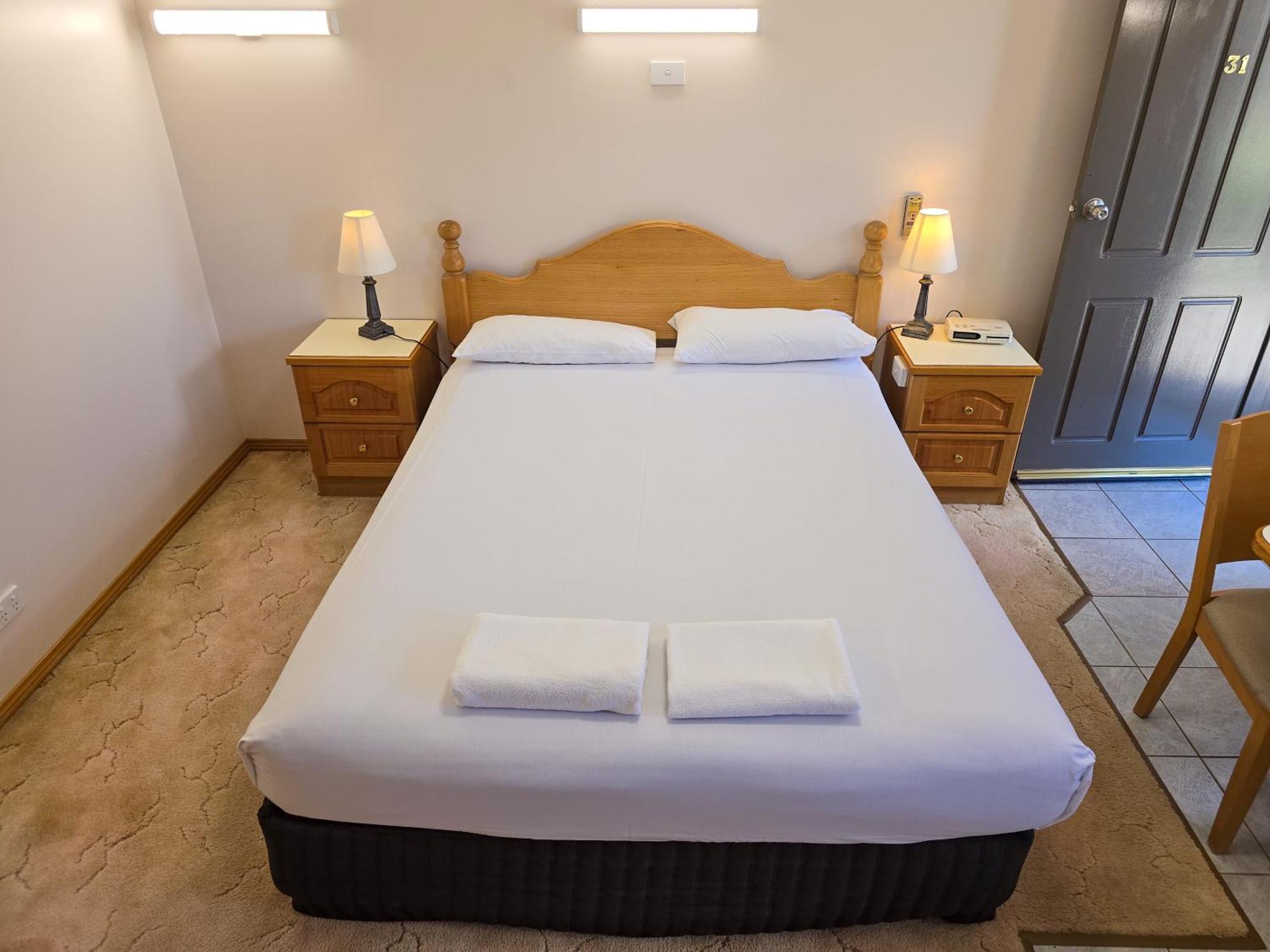 Tumut Valley Motel Pet Friendly Экстерьер фото