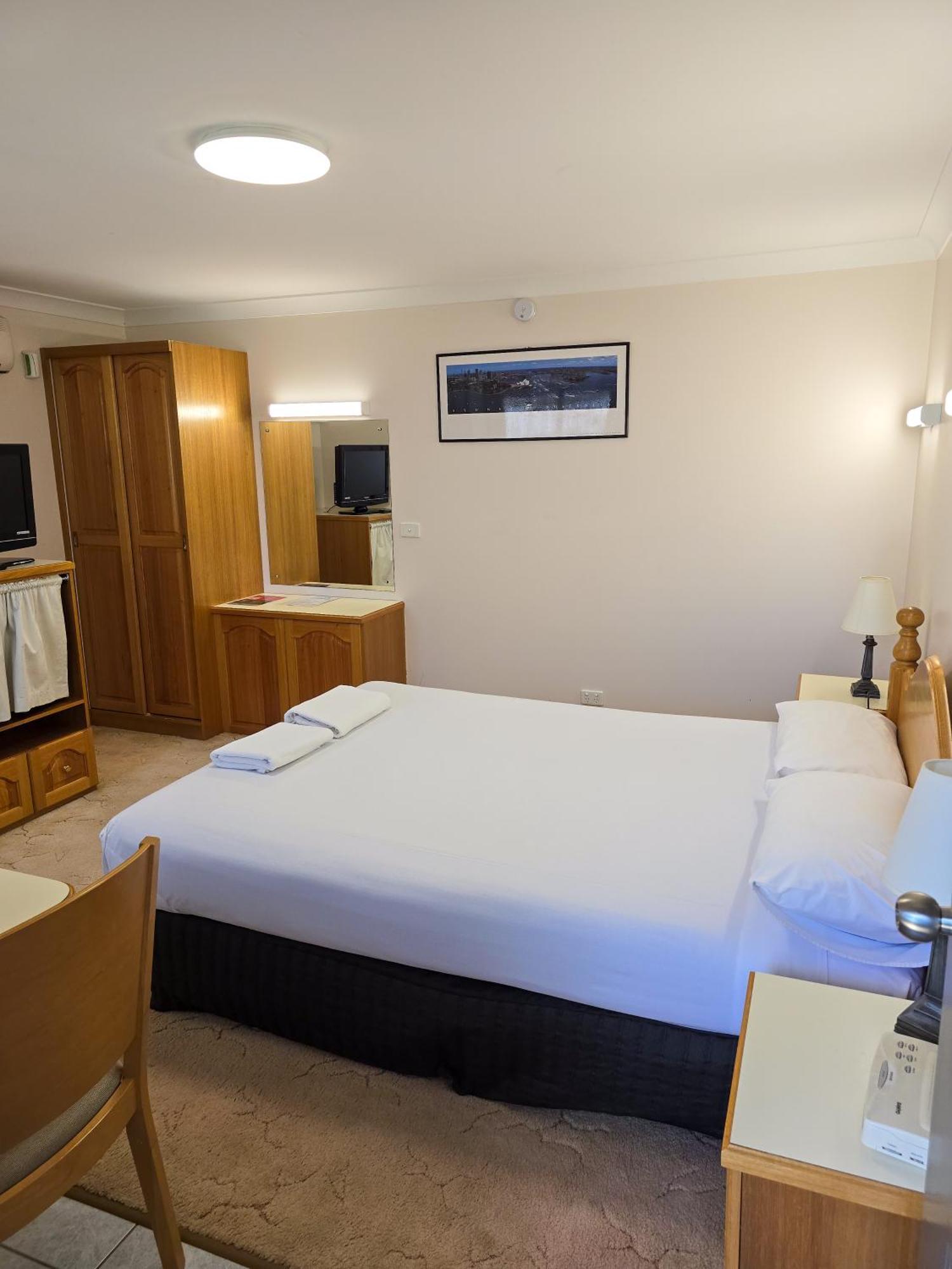 Tumut Valley Motel Pet Friendly Экстерьер фото
