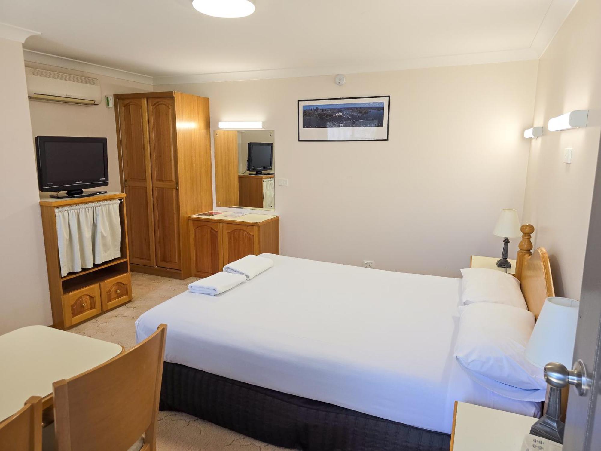 Tumut Valley Motel Pet Friendly Экстерьер фото